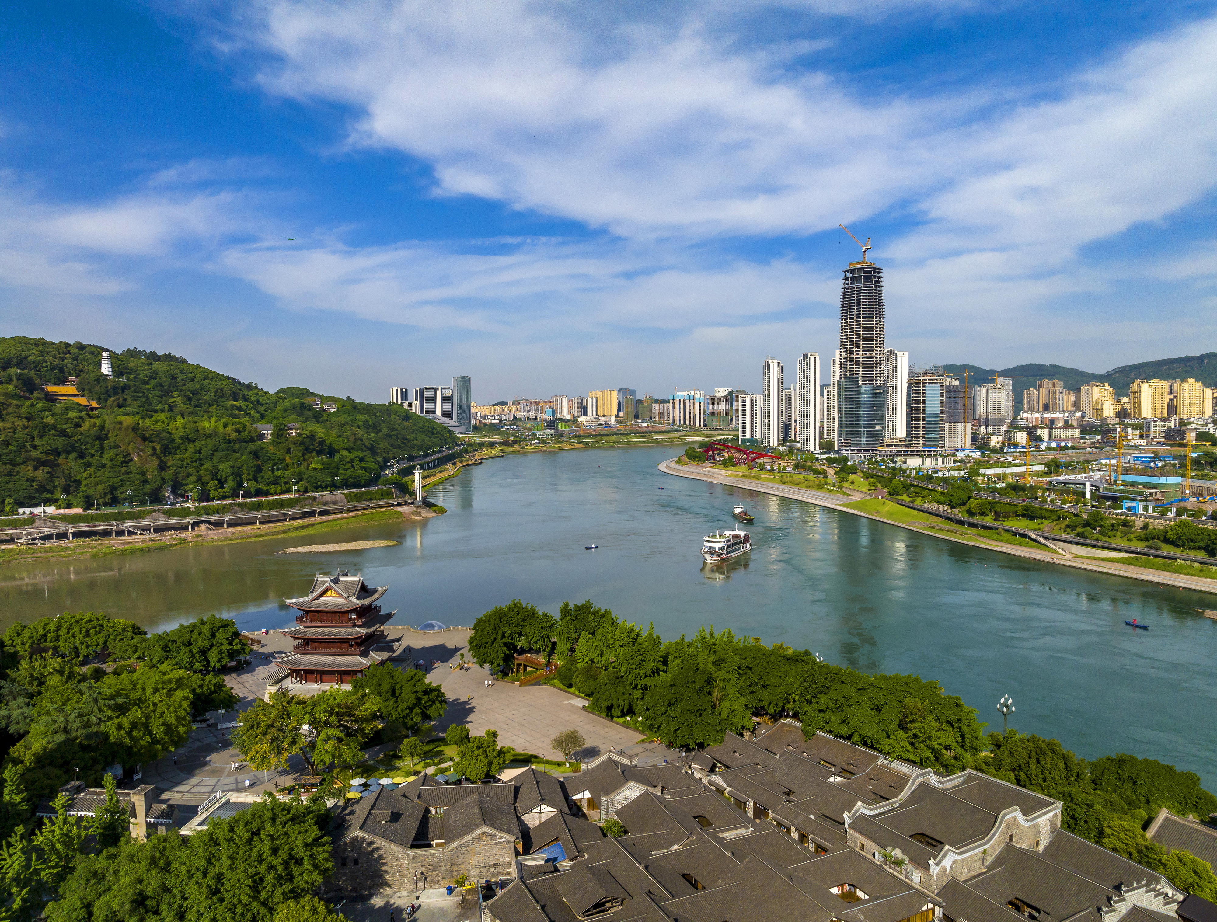 “長(zhǎng)江首城”四川宜賓，經(jīng)過(guò)長(zhǎng)江生態(tài)綜合治理后的三江交匯處風(fēng)光。