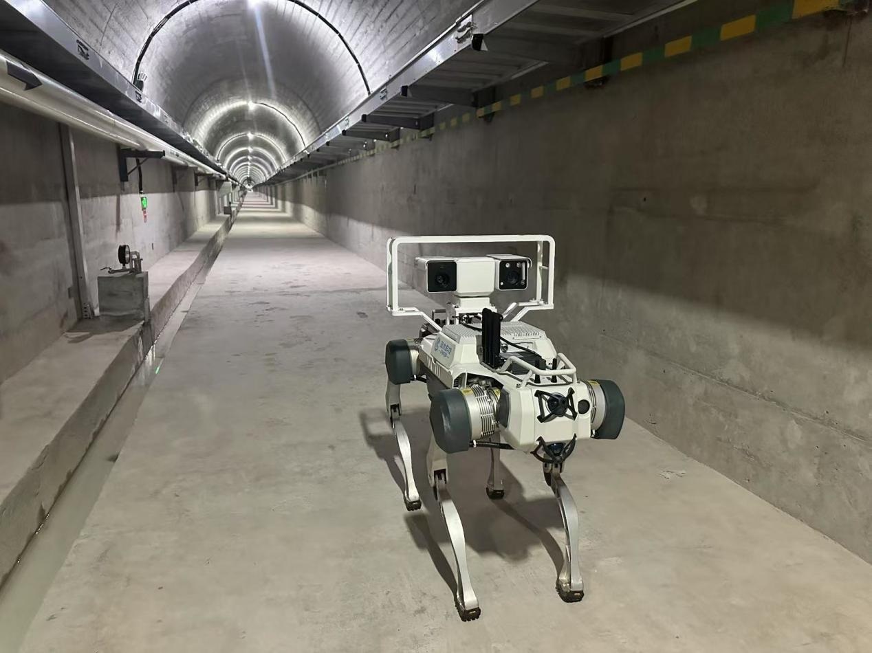 機(jī)器人正在對大壩廊道進(jìn)行巡檢，重點監(jiān)測裂縫，滲水點，積水等。水利部供圖