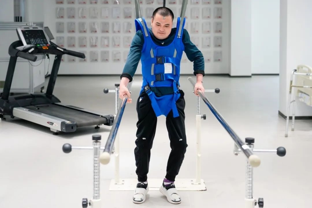 在術(shù)后第14天，患者依靠自身運(yùn)動(dòng)意圖行走。復(fù)旦大學(xué)供圖