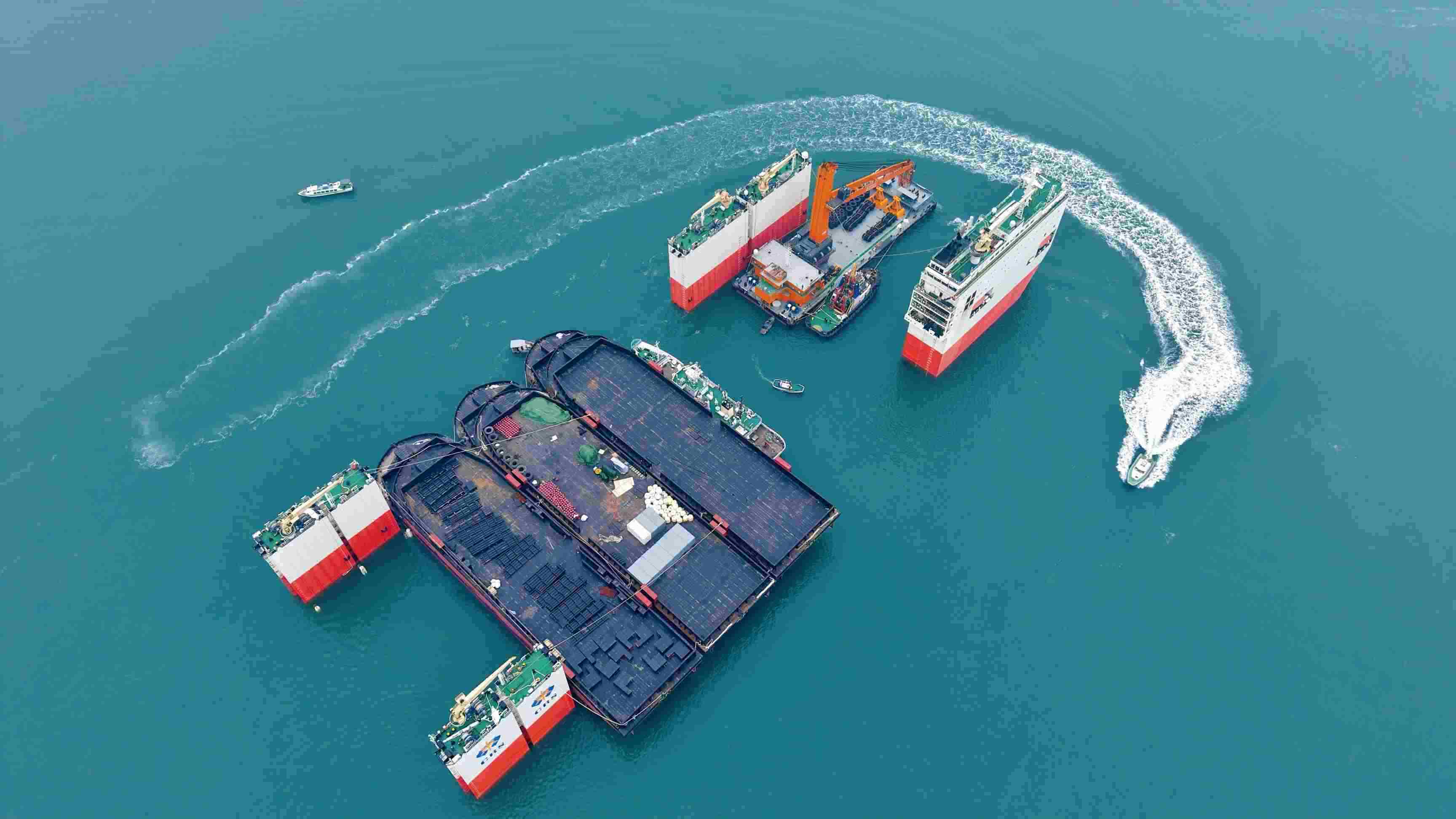 “華瑞龍”輪裝載13艘船舶前往幾內亞。受訪方供圖