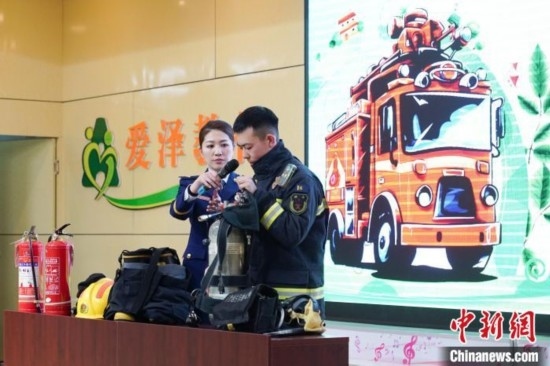 圖為消防員介紹消防裝備。中新社記者 趙宇航 攝