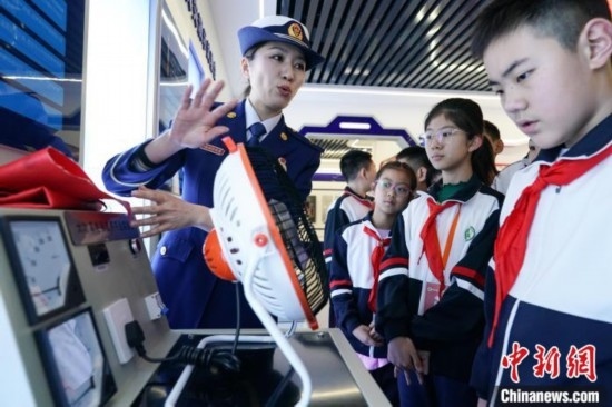 圖為學(xué)生們參觀道里區(qū)消防救援大隊消防科普體驗館內(nèi)電器火災(zāi)演示實驗臺。中新社記者 趙宇航 攝