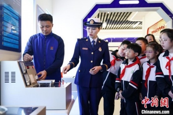 圖為學(xué)生們參觀道里區(qū)消防救援大隊消防科普體驗館內(nèi)電器火災(zāi)演示實驗臺。中新社記者 趙宇航 攝