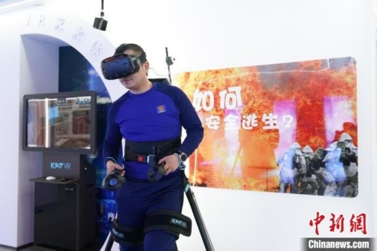 圖為消防員利用VR展示火災(zāi)如何逃生。中新社記者 趙宇航 攝