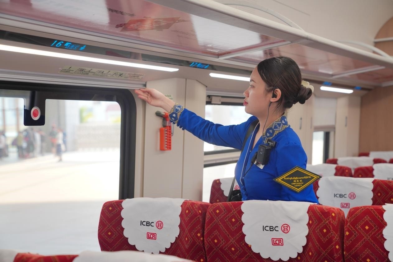 中老鐵路瀾滄號動車組列車長小麗正在進行車廂檢查。老中鐵路有限公司供圖