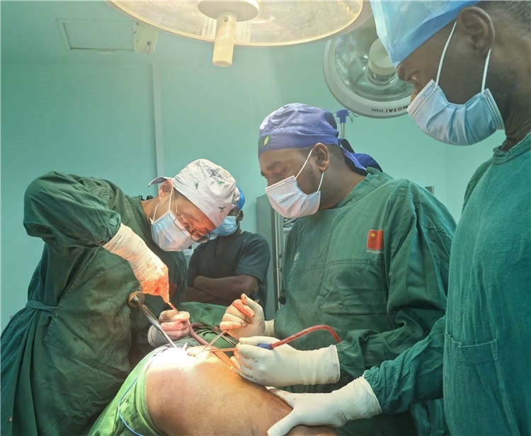 王磊醫(yī)師手術中。中國援桑醫(yī)療隊供圖