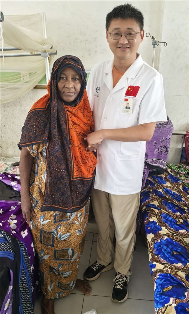 術后第二天患者即能站立。中國援桑醫(yī)療隊供圖