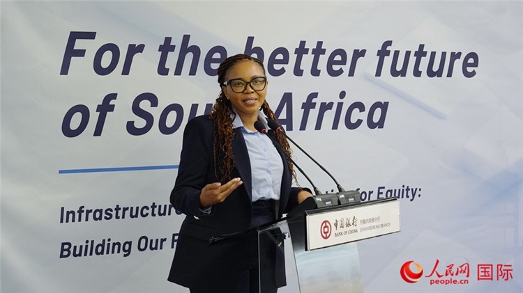 馬塞莫拉女士詳細(xì)介紹了南非政府在基礎(chǔ)設(shè)施建設(shè)方面的最新規(guī)劃和社會(huì)公益項(xiàng)目。人民網(wǎng) 劉暢攝