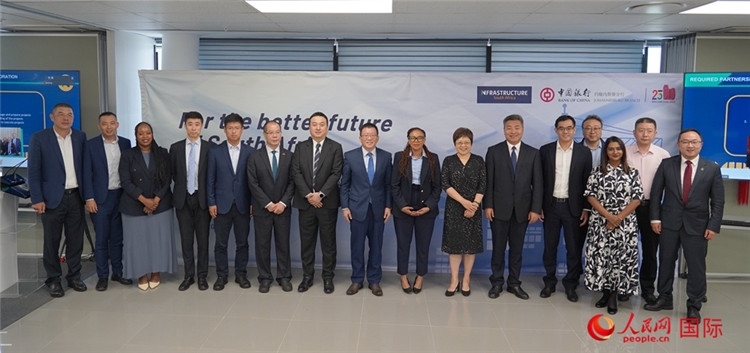 與會(huì)嘉賓合影。人民網(wǎng) 劉暢攝