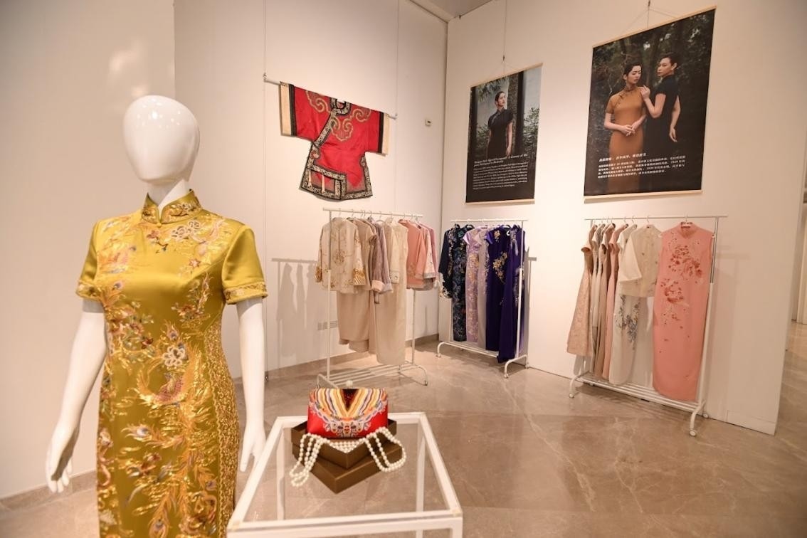 展覽現場展出各種款式的精美旗袍。新加坡中國文化中心供圖
