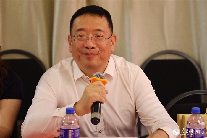 巴西文協(xié)主席上官建峰在座談會上致辭。人民網(wǎng)記者 陳海琪攝