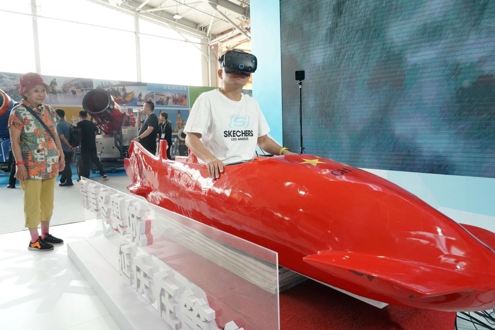 2023年9月15日，觀眾在2023國際冬季運(yùn)動(dòng)（北京）博覽會(huì)現(xiàn)場(chǎng)通過VR設(shè)備體驗(yàn)雪車。新華社記者 任超 攝