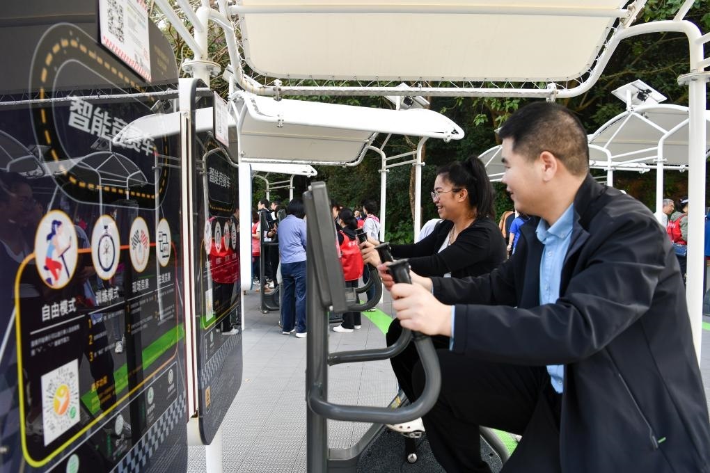 2024年1月20日，市民在蓮花山公園西區(qū)室外智能健身房參加競(jìng)賽活動(dòng)。當(dāng)日，深圳市室外智能健身競(jìng)賽活動(dòng)舉行。新華社記者 梁旭 攝