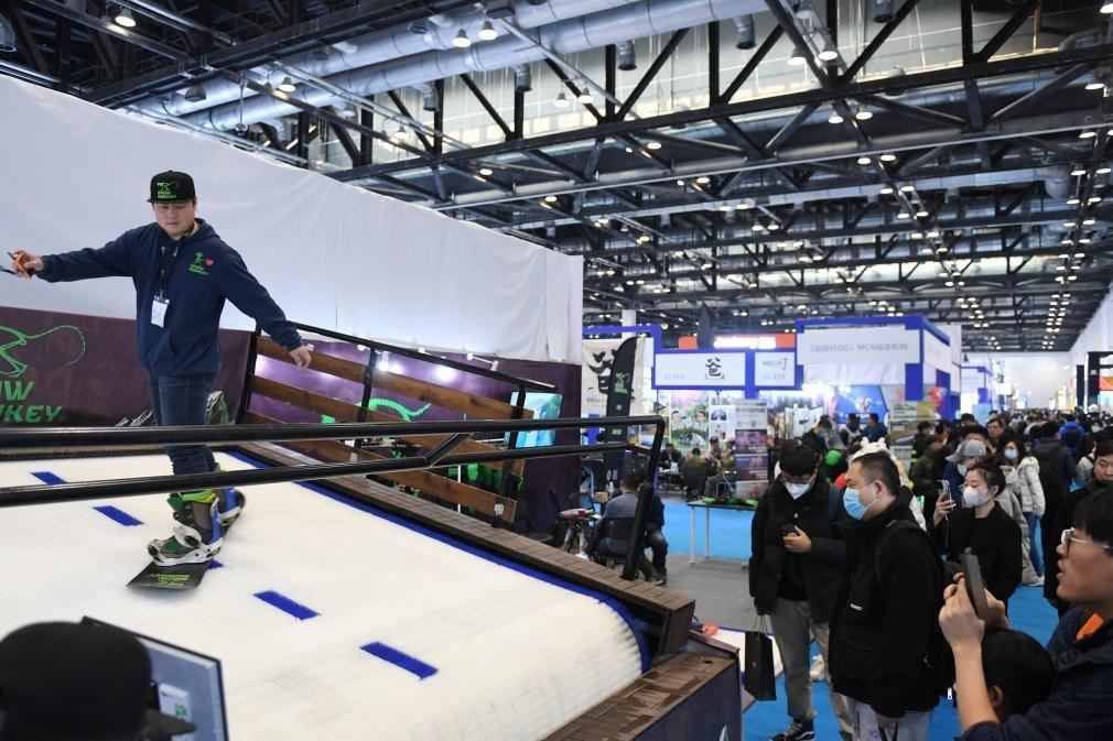 2023年2月11日，參觀者在展會(huì)上了解一款模擬滑雪設(shè)備。當(dāng)日，2023亞洲運(yùn)動(dòng)用品與時(shí)尚展在國家會(huì)議中心拉開帷幕。新華社記者 張晨霖 攝