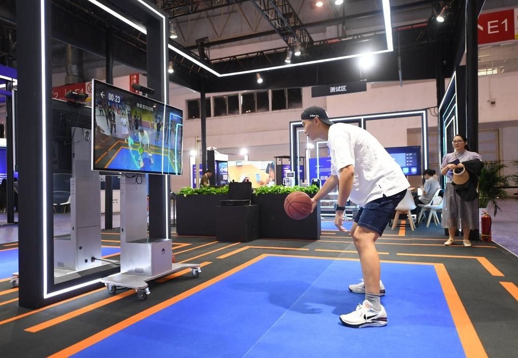 2023年8月25日，在HICOOL2023全球創(chuàng)業(yè)者峰會(huì)展覽展示區(qū)，觀眾體驗(yàn)AI智慧體育運(yùn)動(dòng)系統(tǒng)。當(dāng)日，HICOOL2023全球創(chuàng)業(yè)者峰會(huì)在位于北京市順義區(qū)的中國國際展覽中心（新館）開幕。新華社記者 任超 攝