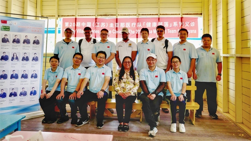 圭亞那印第安人事務(wù)部部長(zhǎng)蘇凱（前排右三）在啟動(dòng)儀式上和中國(guó)醫(yī)療隊(duì)隊(duì)員合影。第二十期中國(guó)援圭亞那醫(yī)療隊(duì)供圖