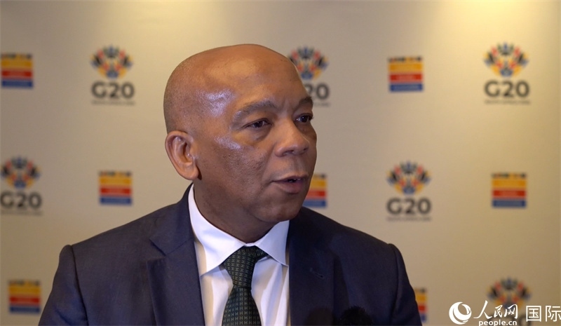 南非電力與能源部長洛西恩佐·拉莫豪帕接受人民網(wǎng)南非公司記者采訪。人民網(wǎng) 劉暢攝