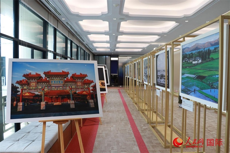 “遇見(jiàn)”攝影展現(xiàn)場(chǎng)。朱瀟逸攝