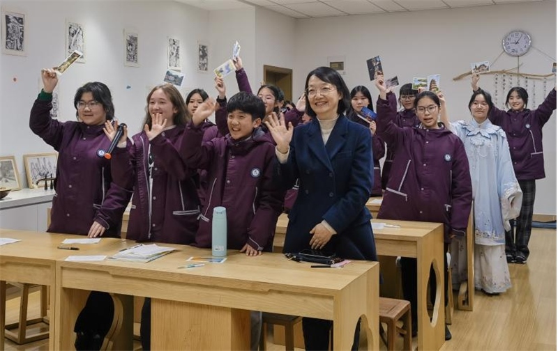 匡園初步部校長鐘演發(fā)言。