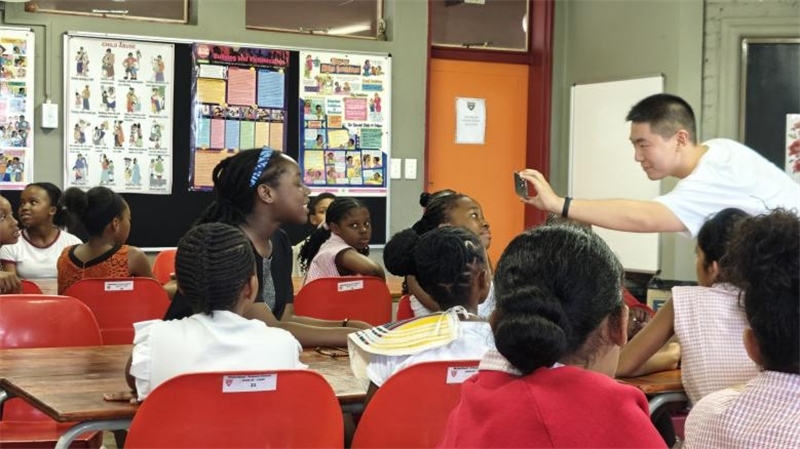 南非學生現(xiàn)場提問。