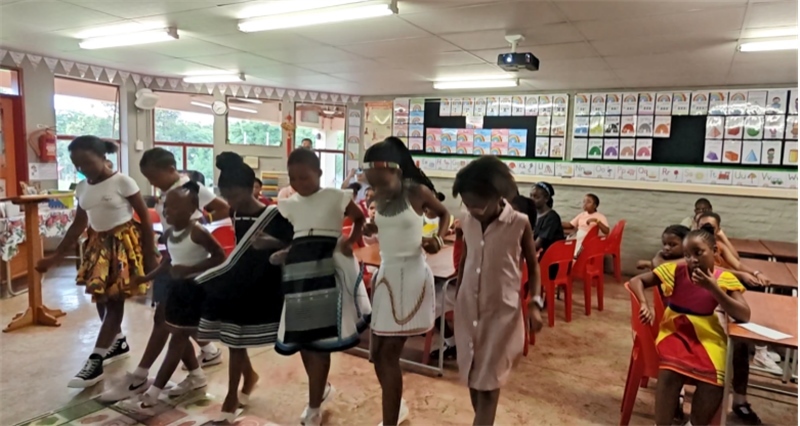 南非學生表演非洲歌舞，