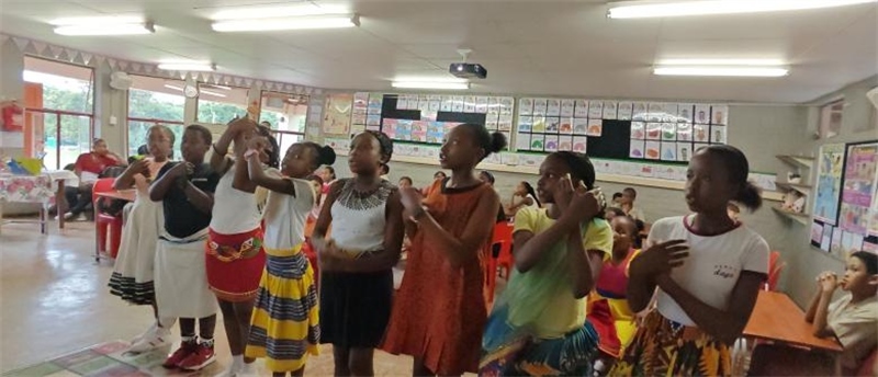 南非學生展示民族服飾，合唱《聽我說謝謝你》。