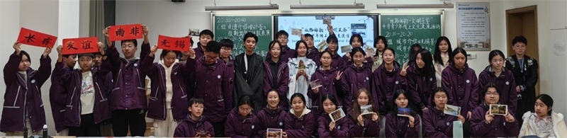 中南學生合影留念。