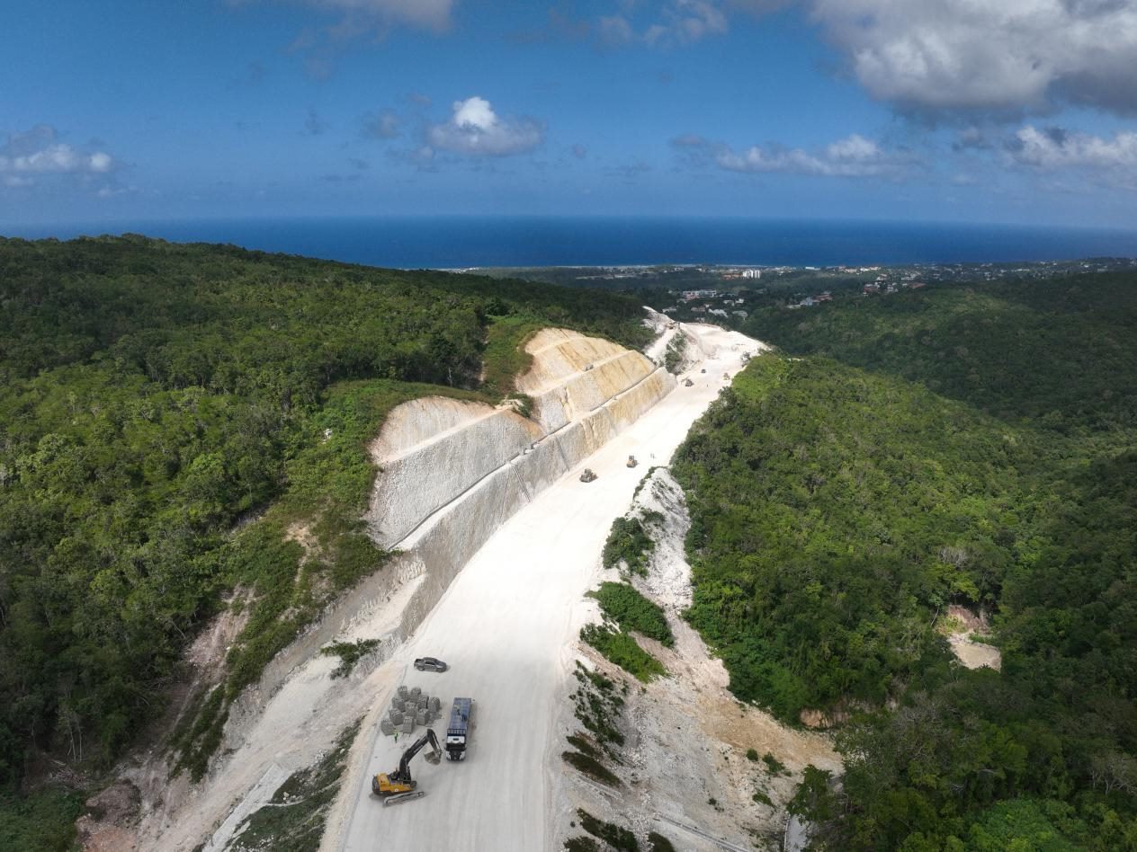 圖為中企承建的牙買加蒙特哥貝繞城路項目基層試驗段正在進行攤鋪和碾壓施工，相關施工工作已于近日順利完成。中國港灣美洲區(qū)域公司供圖