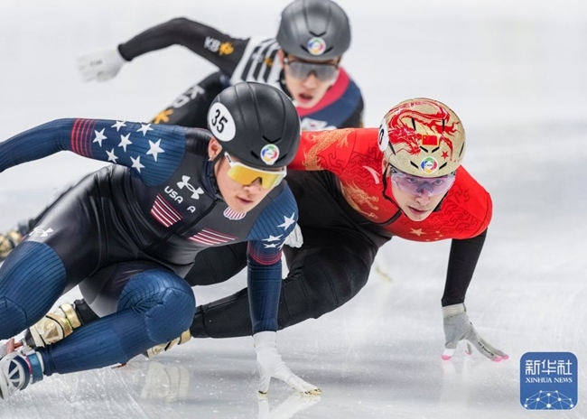 中國隊選手劉少昂（右）在比賽中。新華社記者 孫非 攝