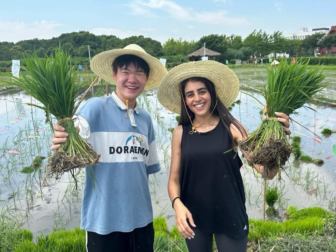 卡友琪在插秧。受訪者供圖