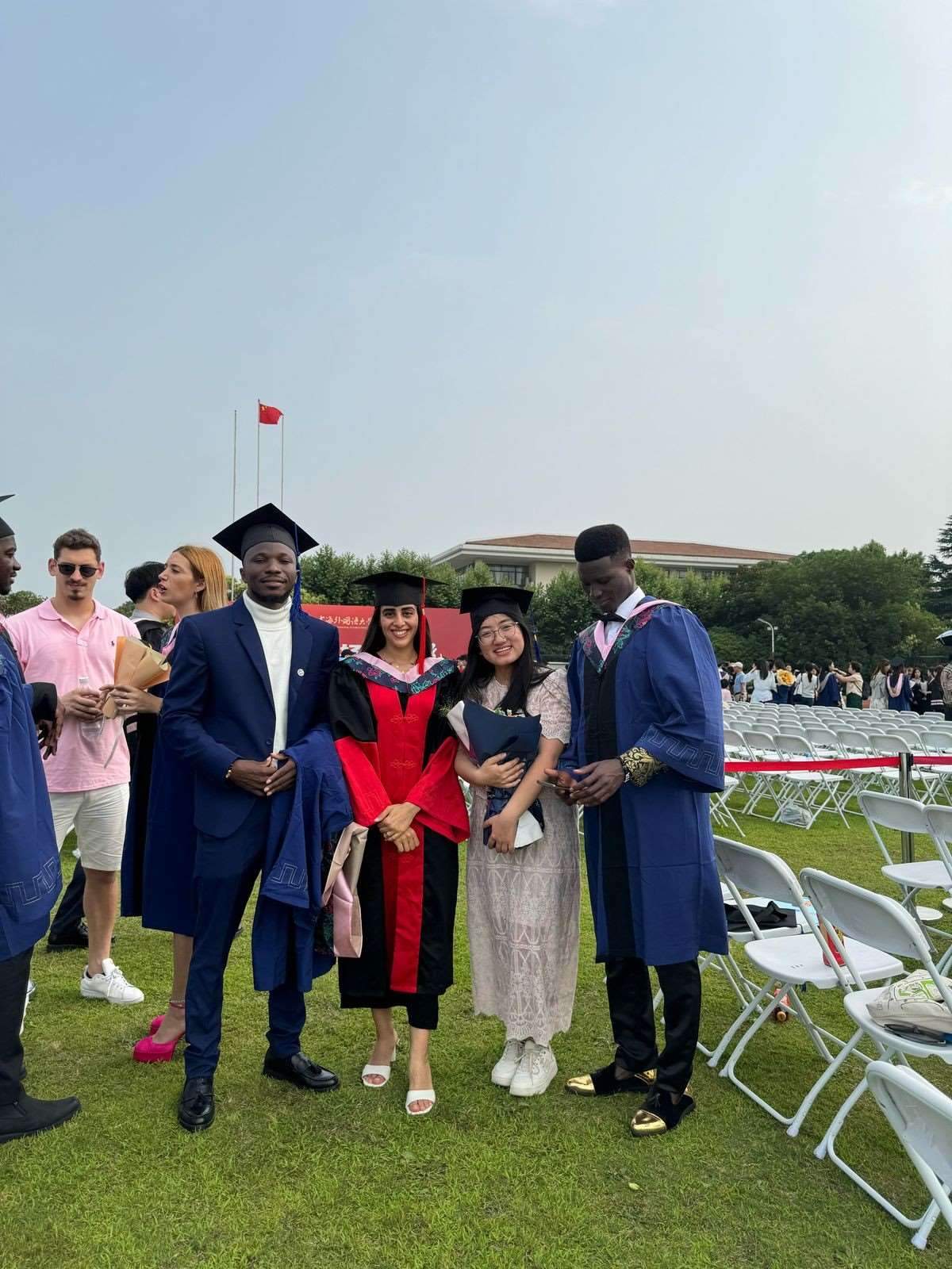 卡友琪（右三）在中國獲得學(xué)位后與同學(xué)合影。受訪者供圖