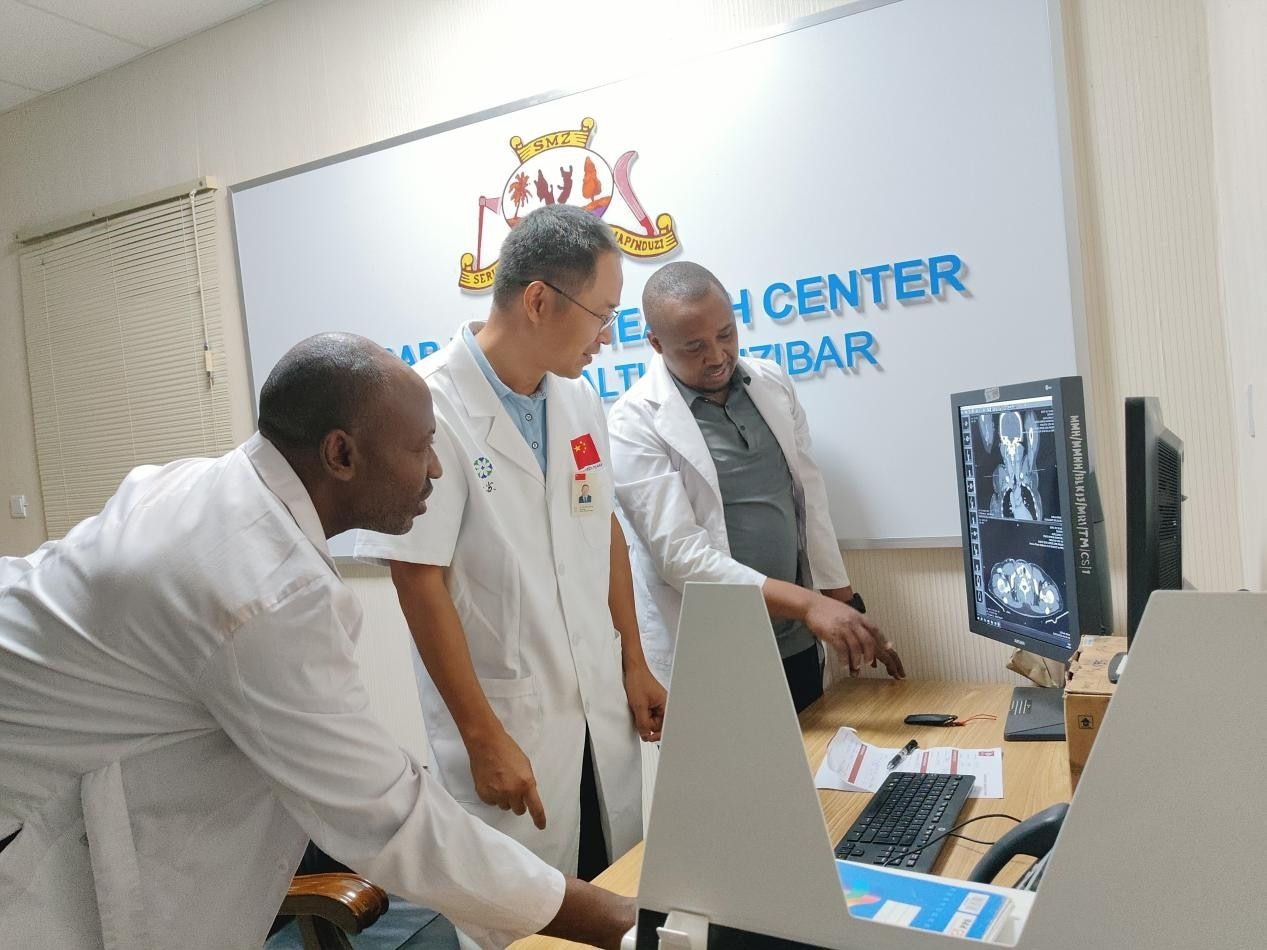 張建東主任指導(dǎo)當(dāng)?shù)蒯t(yī)生進行影像分析 中國援桑醫(yī)療隊 供圖