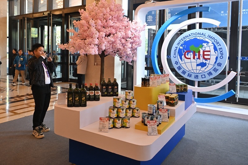 參會嘉賓在“進(jìn)博會走進(jìn)湖北”活動主題推介會展區(qū)拍攝。人民網(wǎng)記者 翁奇羽攝