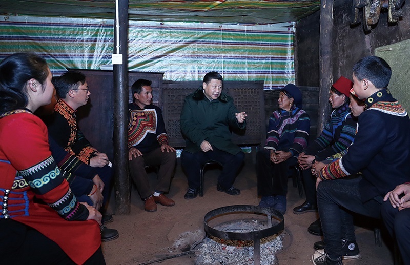 △2018年2月11日，四川涼山彝族自治州昭覺縣三岔河鄉(xiāng)三河村，習(xí)近平總書記來到村民節(jié)列俄阿木家中看望。