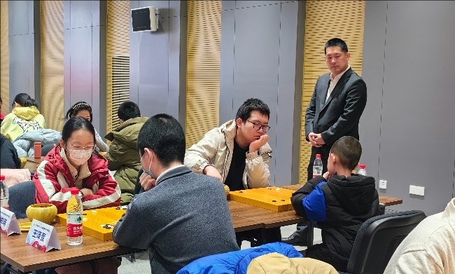 常昊觀戰(zhàn)年輕棋手們比賽。人民網(wǎng)記者 李乃妍攝