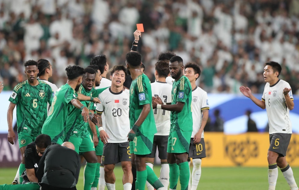 3月20日，主裁判向中國隊(duì)球員林良銘出示紅牌。新華社記者 王東震 攝