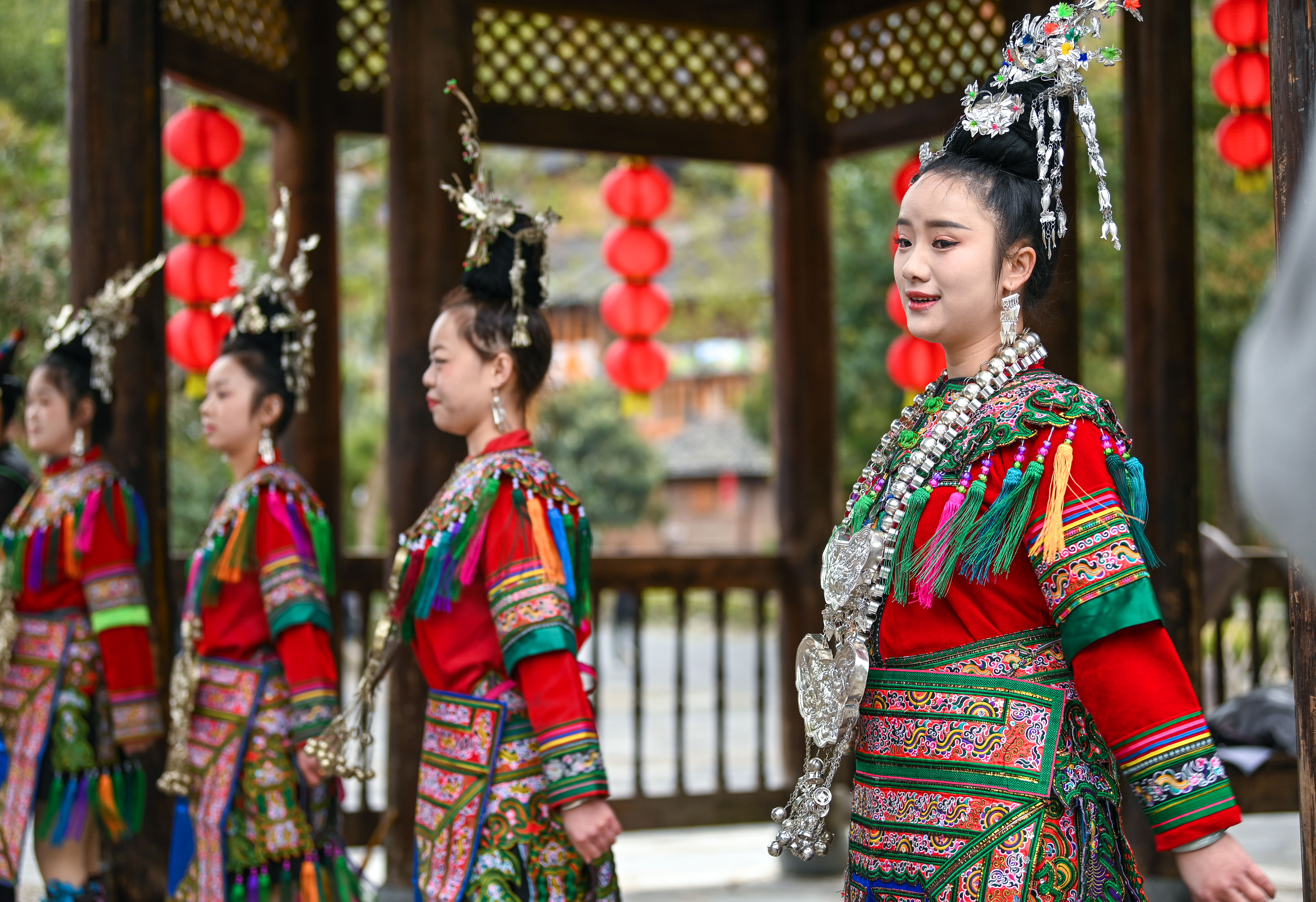  2025年3月18日，侗族群眾在貴州省黎平縣肇興侗寨給游客演唱侗族大歌。