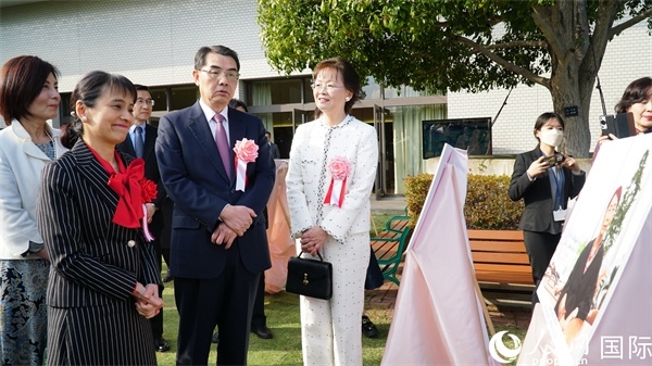 共同觀看女性成就圖片展。人民網(wǎng) 蔣曉辰攝