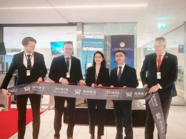 中國駐挪威大使侯悅（中）出席海航奧斯陸—北京直航開航儀式。中國駐挪威大使館供圖