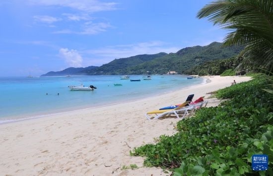 3月19日，游客在塞舌爾馬埃島海邊休閑。新華社記者 董江輝 攝