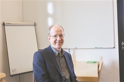 德國(guó)物理學(xué)會(huì)主席、雷根斯堡大學(xué)凝聚態(tài)物理學(xué)家克勞斯·里希特教授。駐德國(guó)記者 李山攝