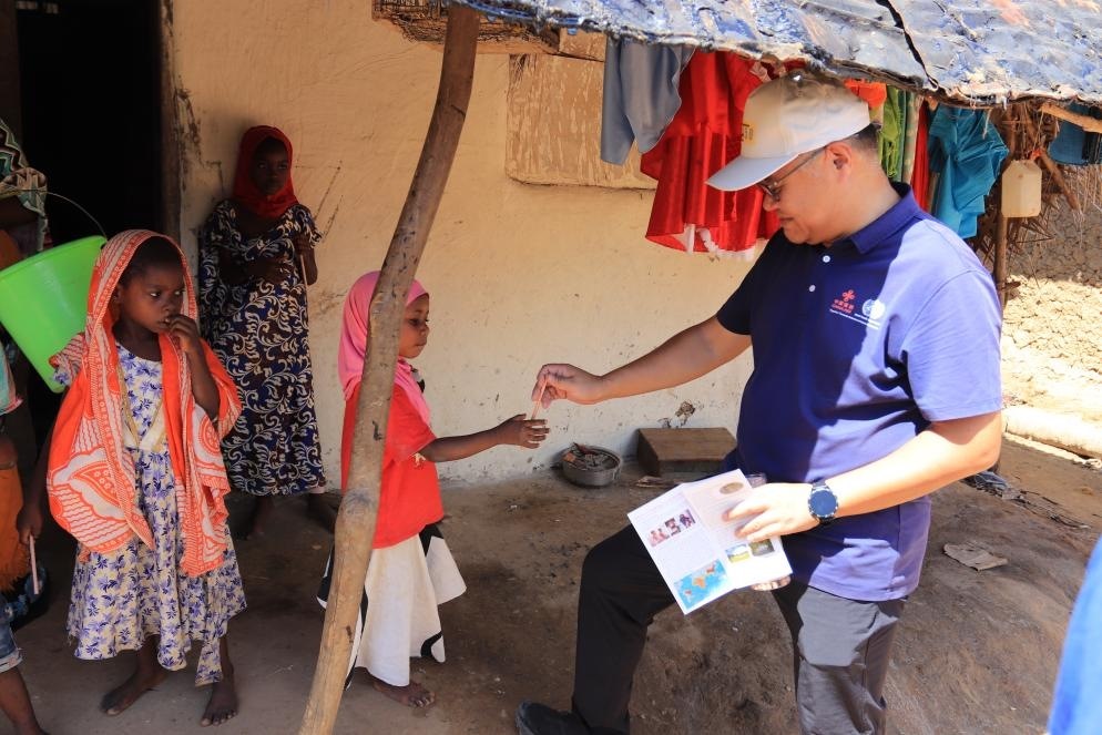 專家組向村民發(fā)放健康教育手冊(cè)和健康教育用品。專家組供圖