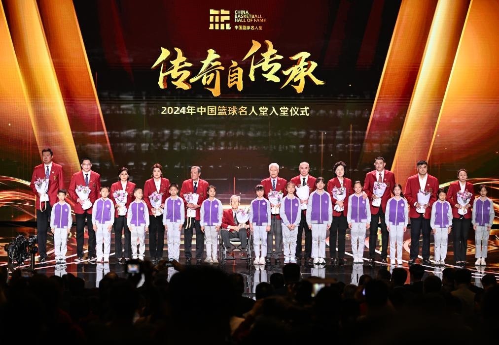 3月23日，在場(chǎng)的各屆中國(guó)籃球名人堂入堂人物在入堂儀式上合影留念。新華社記者 陳鐘昊 攝