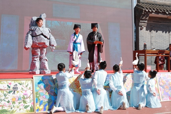 展覽開(kāi)幕式上，府學(xué)學(xué)子上演情景劇《鵝池》。府學(xué)胡同小學(xué)供圖