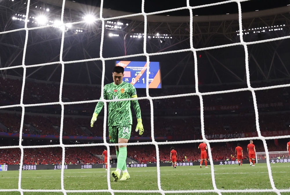 3月25日，中國(guó)隊(duì)守門員王大雷在球隊(duì)丟球后。新華社記者 曹燦 攝