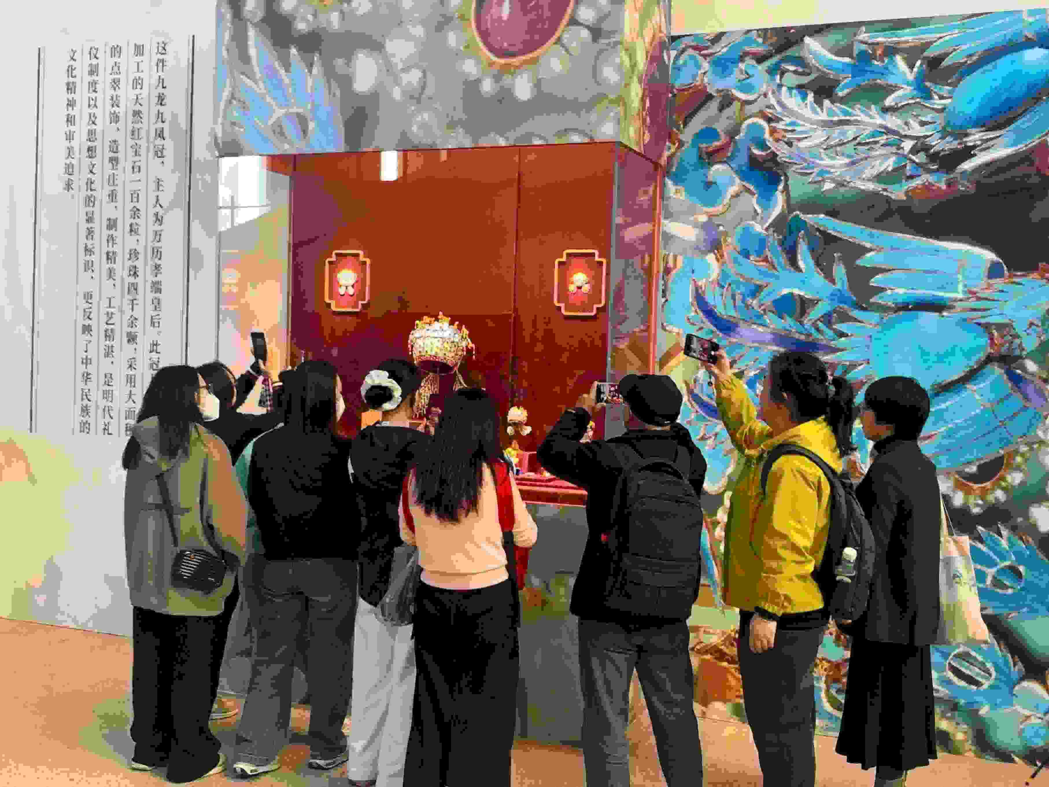 觀眾參觀國博鳳冠系列文創(chuàng)產(chǎn)品。人民網(wǎng)記者 劉穎穎攝