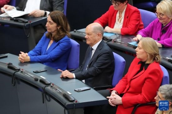 3月25日，在德國柏林，朔爾茨（中）出席新一屆德國聯(lián)邦議院首次全體會議。新華社記者 杜哲宇 攝