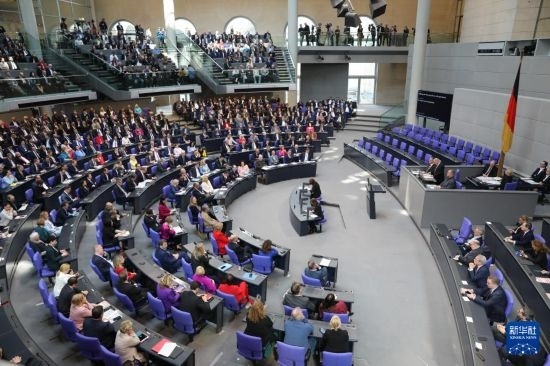 3月25日，在德國柏林，新一屆德國聯(lián)邦議院成立并召開首次全體會議。新華社記者 杜哲宇 攝