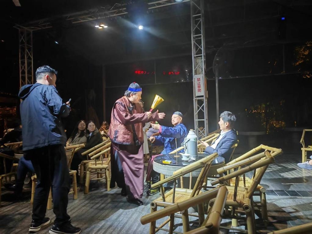 3月24日，《鶴鳴傳奇》在四川省成都市人民公園鶴鳴茶社演出。新華社記者 張海磊 攝