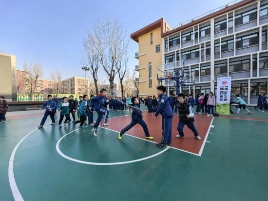 北京師范大學(xué)實(shí)驗(yàn)小學(xué)開展跳繩比賽。